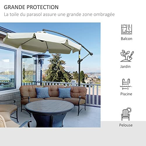 Parasol beige offrant de l'ombre sur un balcon avec vue sur le jardin.