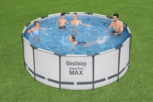 Groupe de personnes nageant dans une piscine hors sol.