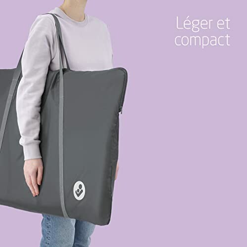 Personne tenant un grand sac gris.