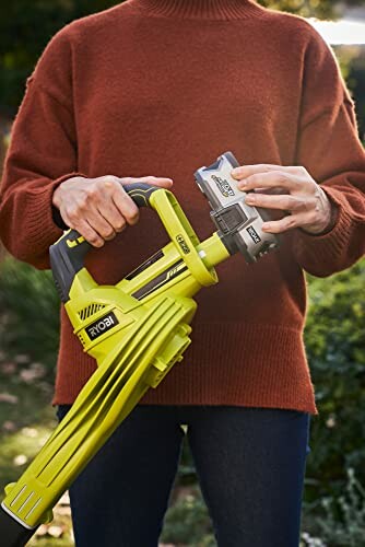 Personne tenant un souffleur de feuilles Ryobi.