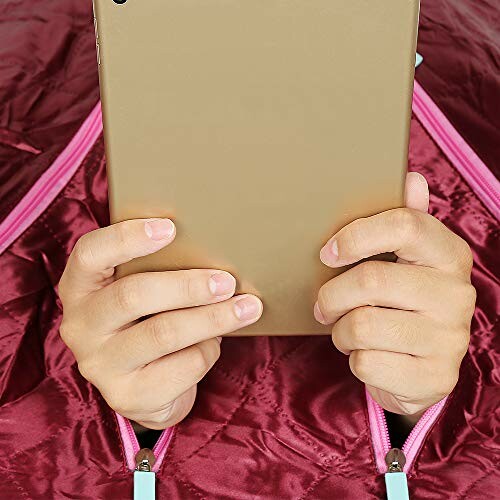 Personne tenant une tablette avec fond rouge.