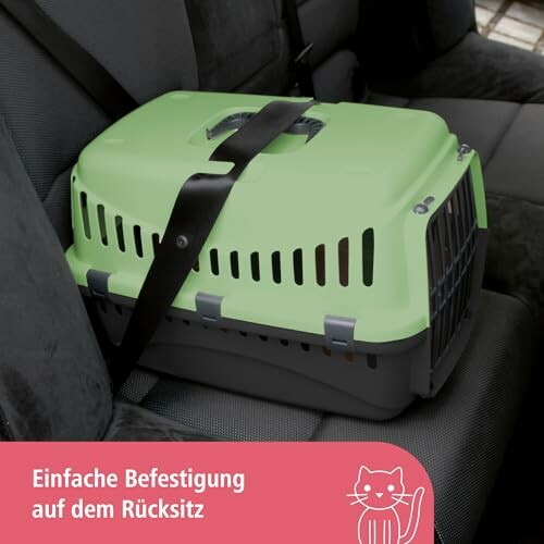 Boîte de transport pour animaux fixée avec ceinture de sécurité sur un siège de voiture.