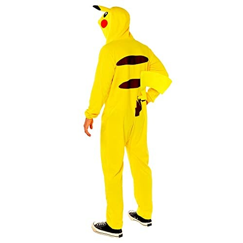 Personne portant un costume de Pikachu de dos