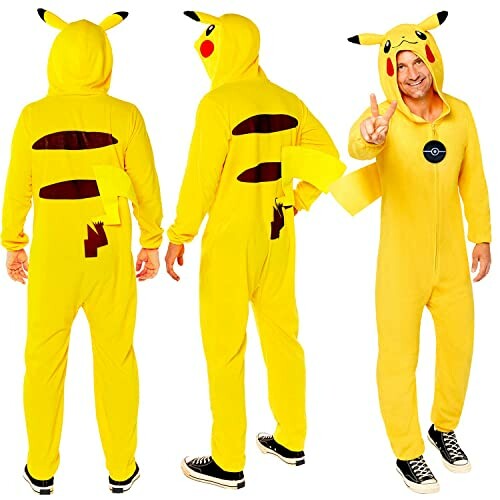 Personne portant un costume de Pikachu vue de face et de dos.