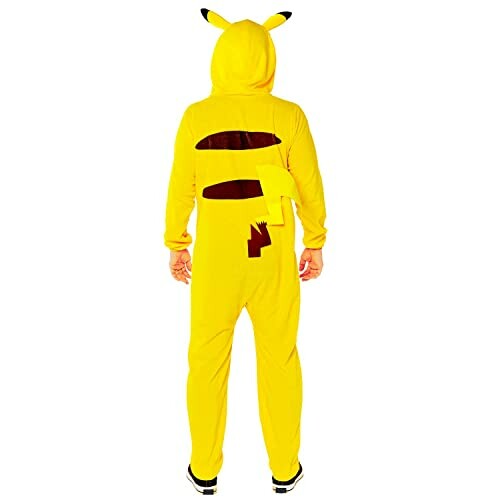 Personne portant un costume de Pikachu vue de dos.