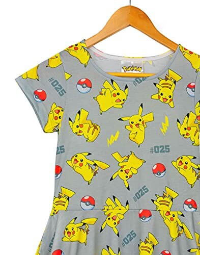 Robe grise avec motifs Pikachu.