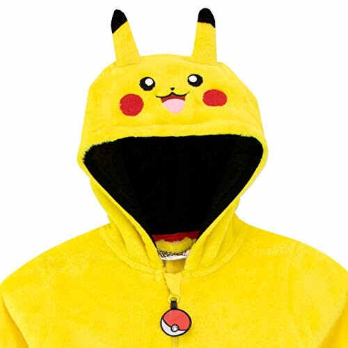 Un sweat à capuche jaune avec des oreilles et un visage de Pikachu.