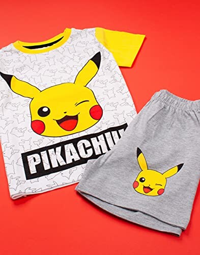 Pyjama enfant Pikachu sur fond rouge.
