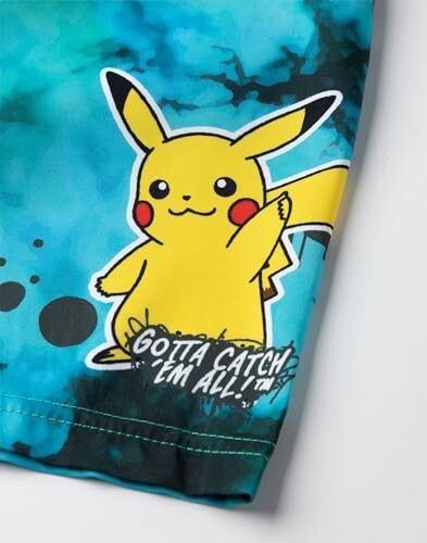Pikachu sur un short bleu avec texte 'Gotta Catch 'Em All!'