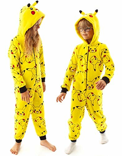Enfants portant des combinaisons Pikachu.