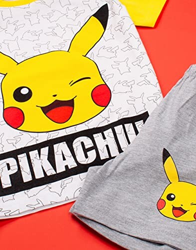 T-shirt et short Pikachu pour enfant.