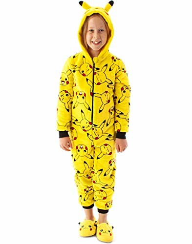 Enfant portant une grenouillère Pikachu.