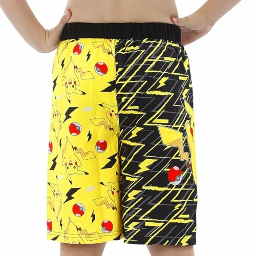 Shorts jaunes et noirs avec motif Pikachu