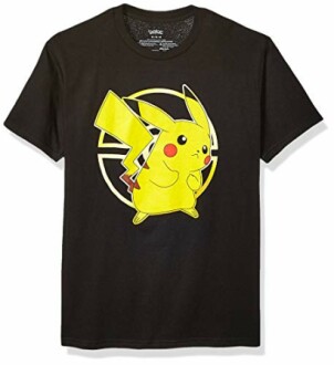 T-shirt noir avec Pikachu dessin animé.