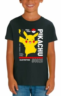 Enfant portant un t-shirt Pikachu.
