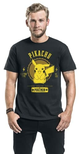 Homme portant un t-shirt Pikachu noir
