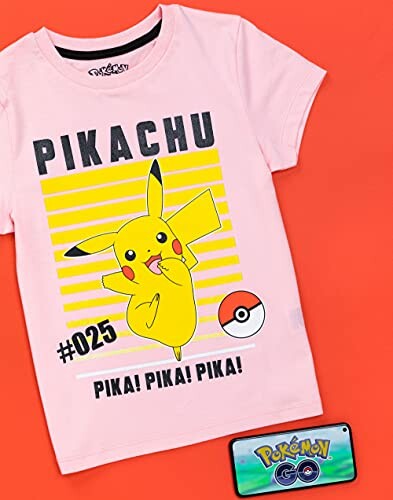 T-shirt rose avec Pikachu et téléphone montrant Pokémon GO.