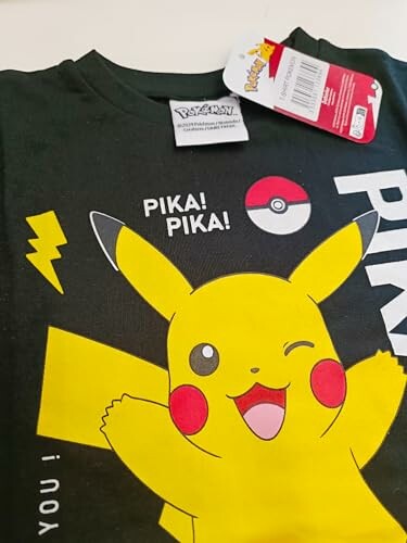 T-shirt noir avec Pikachu criant 'Pika! Pika!'