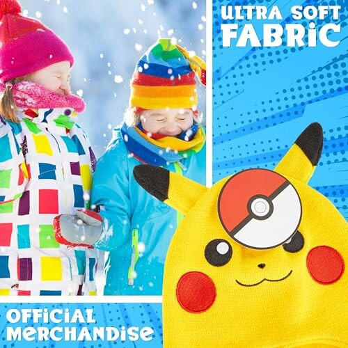 Deux enfants jouent dans la neige avec un bonnet Pikachu.