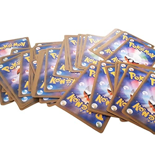 Pile de cartes Pokémon éparpillées.