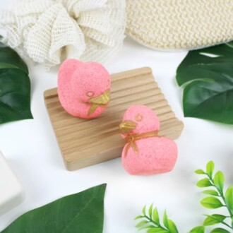 Bain moussant rose en forme de canard avec feuilles vertes