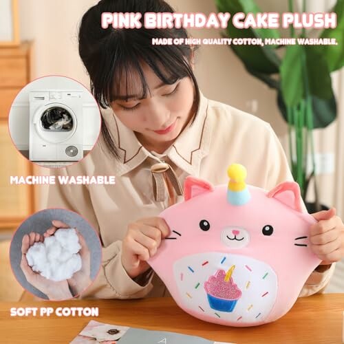 Femme tenant une peluche rose en forme de gâteau d'anniversaire avec un visage de chat.