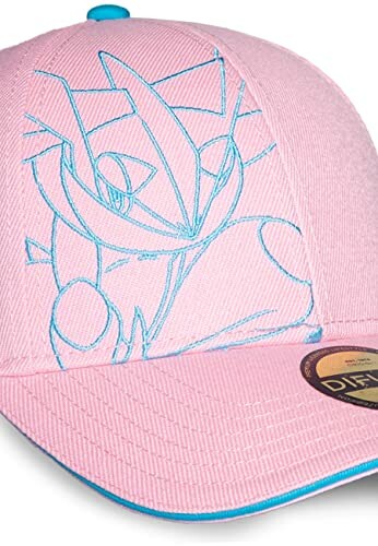 Casquette rose avec broderie bleue.