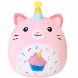 Peluche rose en forme de chat avec un chapeau de fête et un cupcake.