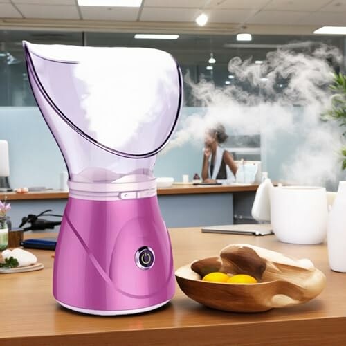 Vapeur faciale rose sur un bureau au bureau