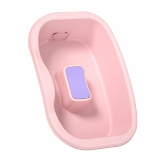 Bassin en plastique rose avec repose-pieds violet.