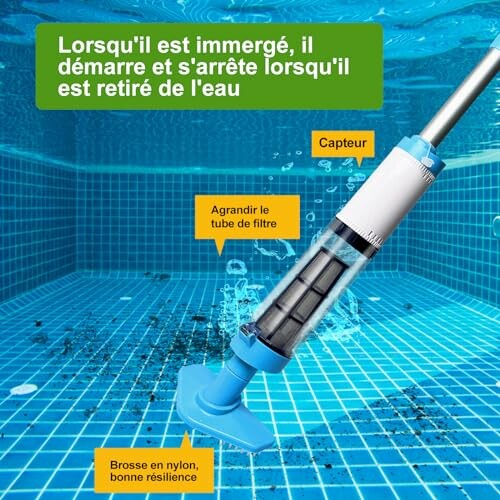 Aspirateur de piscine sans fil immergé dans l'eau.