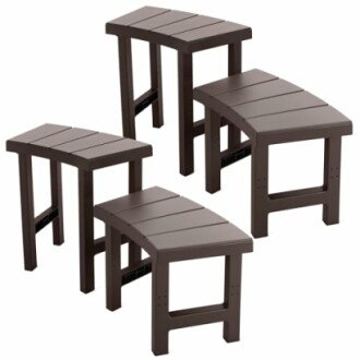 Quatre tabourets en plastique marron pour jardin.