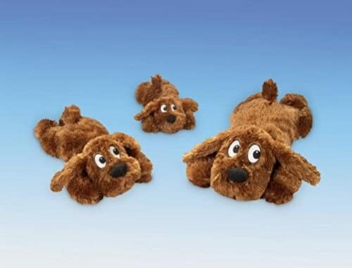 Trois peluches de chiens marron sur fond bleu.