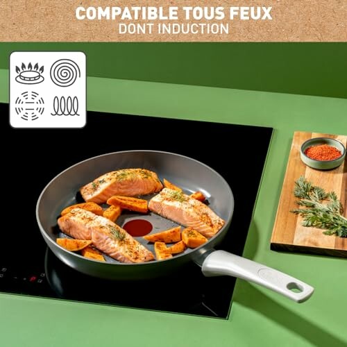 Poêle avec saumon et patates douces sur une plaque à induction