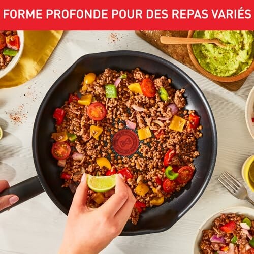 Plat de viande hachée et légumes dans une poêle