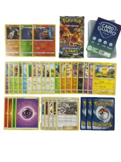 Collection de cartes Pokémon avec accessoires.