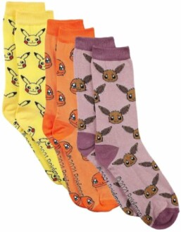 Chaussettes colorées avec motifs de personnages Pokémon.