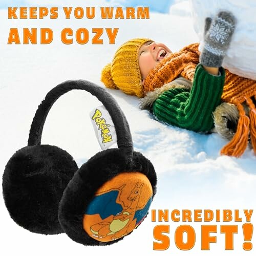 Enfant jouant dans la neige avec cache-oreilles Pokémon.