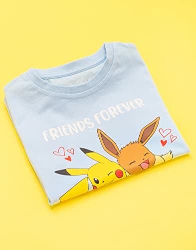 T-shirt bleu avec Pikachu et Evoli, texte 'Friends Forever'.