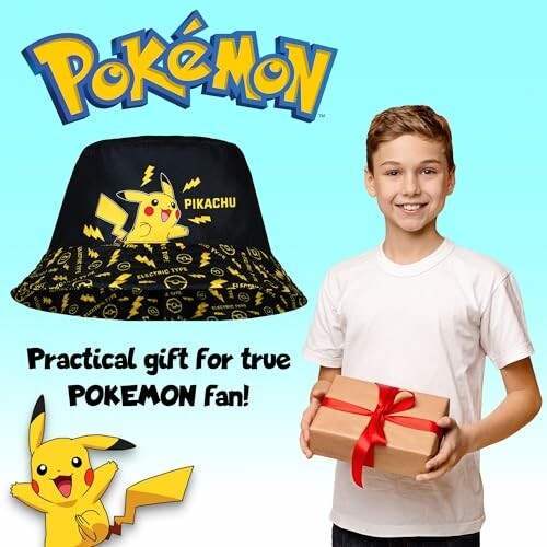 Garçon tenant un cadeau avec un chapeau Pikachu à côté.