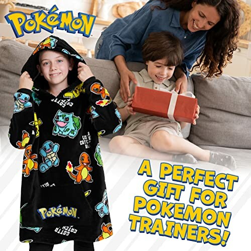 Enfant portant une couverture à capuche Pokémon avec famille