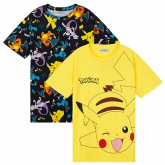 Deux t-shirts Pokémon pour enfants, un noir avec des personnages variés et un jaune avec Pikachu.