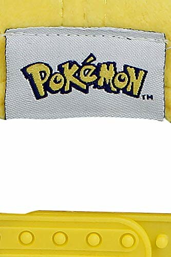 Étiquette avec logo Pokémon sur tissu jaune.