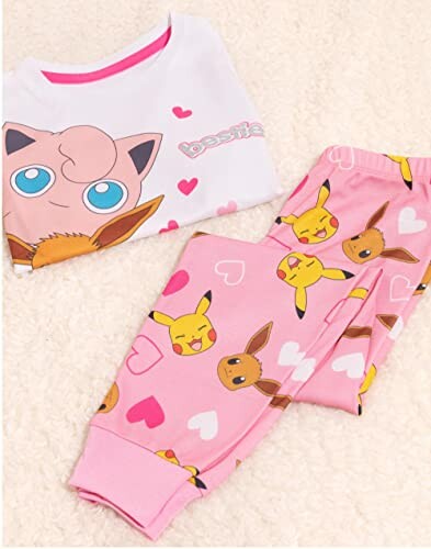 Pyjama pour enfants avec motifs de Pokémon en rose.
