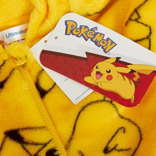 Étiquette Pikachu sur un vêtement jaune.