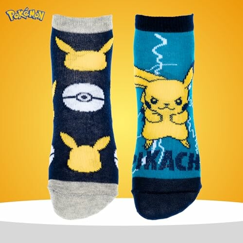 Chaussettes Pokémon avec Pikachu et motifs.