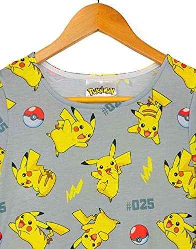 T-shirt avec motif Pikachu et Pokéball sur un cintre.