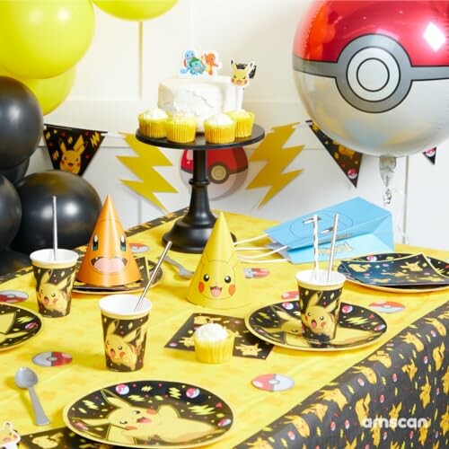 Décoration de fête d'anniversaire sur le thème Pokémon avec vaisselle Pikachu.