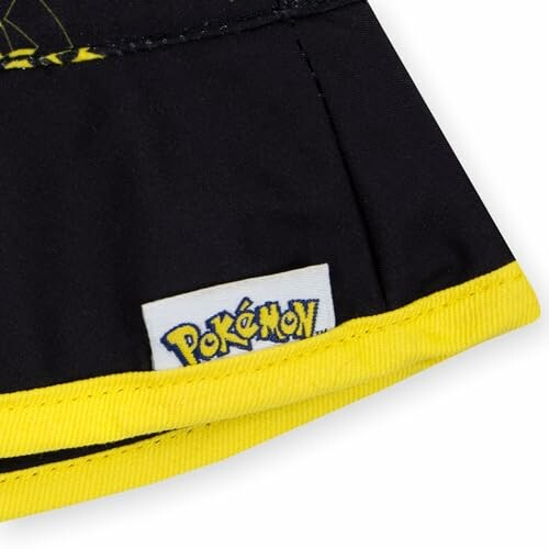 Détail d'un vêtement avec le logo Pokémon.