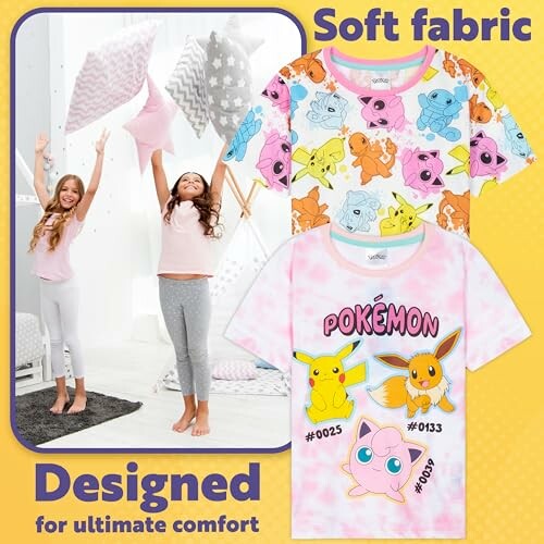 Deux filles jouant avec des oreillers et des pyjamas Pokémon.